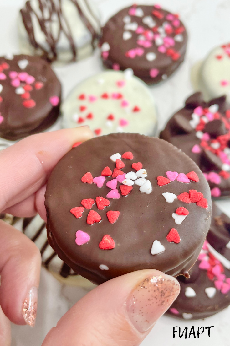 chocolate covered oreos | DIY chocolate covered oroes | valentines day treats | valentines day gifts | teacher valentines day gifts | easy valentines day treats | easiest way to make chocolate covered oreos | best chocolate covered oreos recipe | desserts | DIY dessert | dessert recipe | valentines day desserts | valentines day treat bags | valentines day treats for kids | kids valentines day treats | 