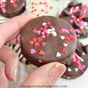 chocolate covered oreos | DIY chocolate covered oroes | valentines day treats | valentines day gifts | teacher valentines day gifts | easy valentines day treats | easiest way to make chocolate covered oreos | best chocolate covered oreos recipe | desserts | DIY dessert | dessert recipe | valentines day desserts | valentines day treat bags | valentines day treats for kids | kids valentines day treats | 