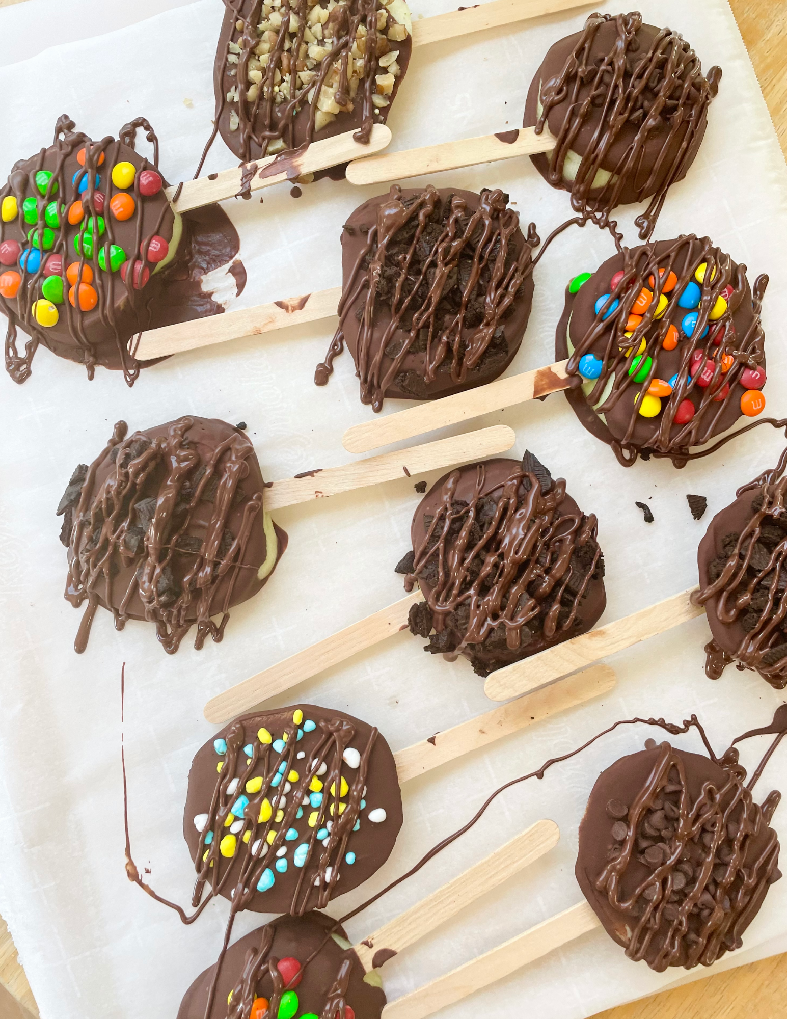 chocolate apple pops | apples | chocolate covered apples | kids snacks | snacks for kids | kids party snacks | birthday party snacks | chocolate covered apple pops | chocolate covered fruit | healthy snacks for kids | kid friendly snacks | summer snacks for kids | kids birthday snacks | kids dessert | healthy food | how to make chocolate covered apple pops | 