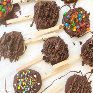 chocolate apple pops | apples | chocolate covered apples | kids snacks | snacks for kids | kids party snacks | birthday party snacks | chocolate covered apple pops | chocolate covered fruit | healthy snacks for kids | kid friendly snacks | summer snacks for kids | kids birthday snacks | kids dessert | healthy food | how to make chocolate covered apple pops | 